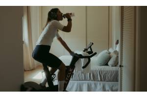 Cómo ocultar o integrar bicicletas estáticas y equipos deportivos en la decoración